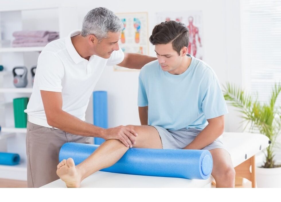 Ein Arzt mit einer Arthrose der Beine